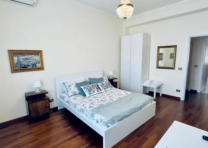 Elegant In Center קליארי